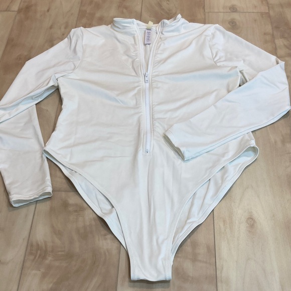 SKIMS Tops - Skims “fits everybody” long sleeve full zip bodysuit